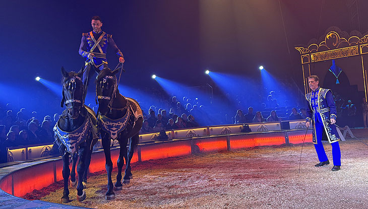 Jana Mandana Lacey-Krone und Hans Ludwig Suppmeier bei Farbenspiel "Gold Edition" im Circus Krone Megazelt auf der Theresienwiese (©Foto: Martin Schmitz) 